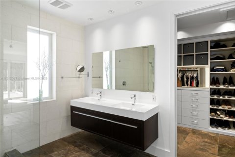 Casa en venta en Miami, Florida, 5 dormitorios, 357.49 m2 № 1971182 - foto 18