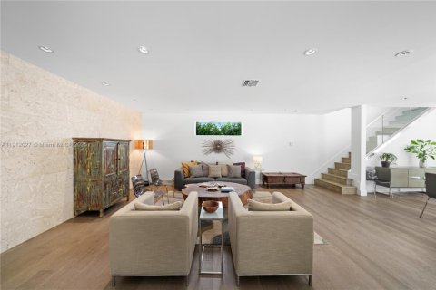 Casa en venta en Miami, Florida, 5 dormitorios, 357.49 m2 № 1971182 - foto 13