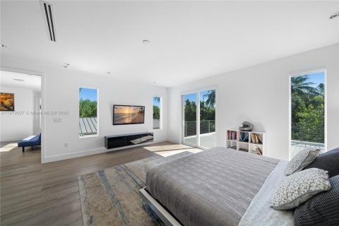 Casa en venta en Miami, Florida, 5 dormitorios, 357.49 m2 № 1971182 - foto 15