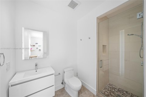 Casa en venta en Miami, Florida, 5 dormitorios, 357.49 m2 № 1971182 - foto 27