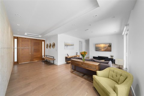 Casa en venta en Miami, Florida, 5 dormitorios, 357.49 m2 № 1971182 - foto 4
