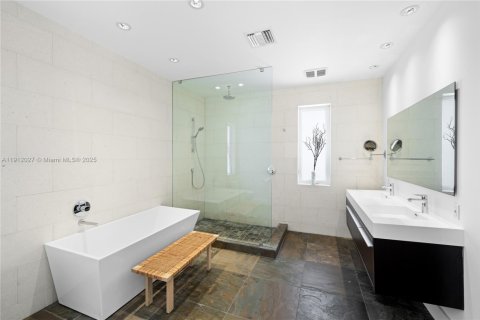 Casa en venta en Miami, Florida, 5 dormitorios, 357.49 m2 № 1971182 - foto 17