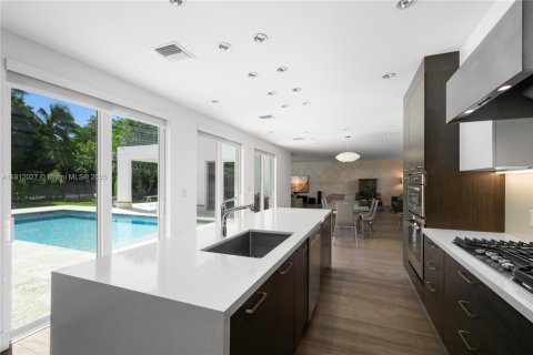 Casa en venta en Miami, Florida, 5 dormitorios, 357.49 m2 № 1971182 - foto 8
