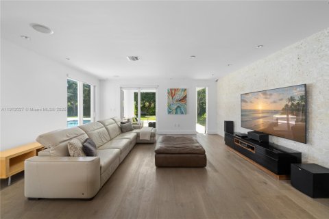 Casa en venta en Miami, Florida, 5 dormitorios, 357.49 m2 № 1971182 - foto 14
