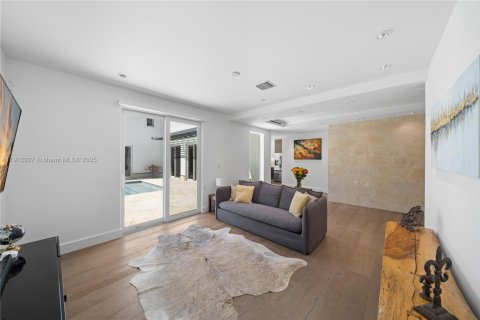 Casa en venta en Miami, Florida, 5 dormitorios, 357.49 m2 № 1971182 - foto 6