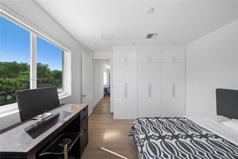Casa en venta en Miami, Florida, 5 dormitorios, 357.49 m2 № 1971182 - foto 23