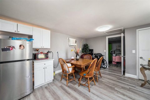 Propiedad comercial en venta en Tampa, Florida, 5 dormitorios, 126.9 m2 № 1906601 - foto 16