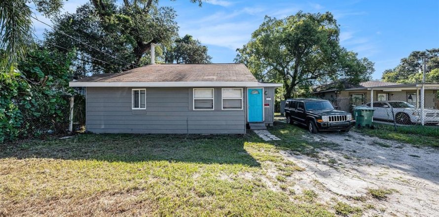 Propiedad comercial en Tampa, Florida 5 dormitorios, 126.9 m2 № 1906601