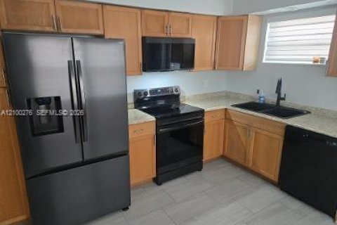 Villa ou maison à louer à Dania Beach, Floride: 2 chambres, 124.58 m2 № 2400693 - photo 3