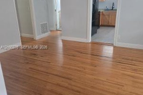 Villa ou maison à louer à Dania Beach, Floride: 2 chambres, 124.58 m2 № 2400693 - photo 4