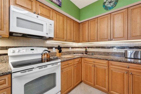 Condo in New Port Richey, Florida, 2 bedrooms № 2134703 - photo 10