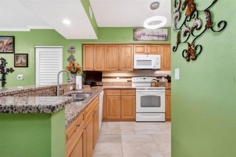 Condo in New Port Richey, Florida, 2 bedrooms № 2134703 - photo 8