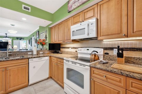 Condo in New Port Richey, Florida, 2 bedrooms № 2134703 - photo 12