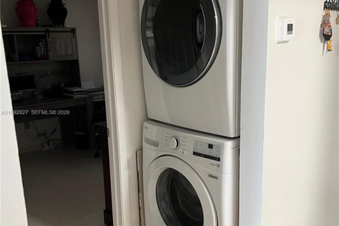 Купить кондоминиум в Хайалиа, Флорида 2 спальни, 71.53м2, № 2062491 - фото 9