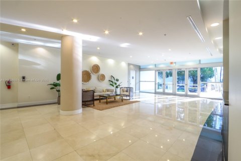 Condo in Miami, Florida, 2 bedrooms  № 1895318 - photo 3