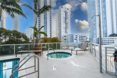 Condo in Miami, Florida, 2 bedrooms  № 1895318 - photo 5