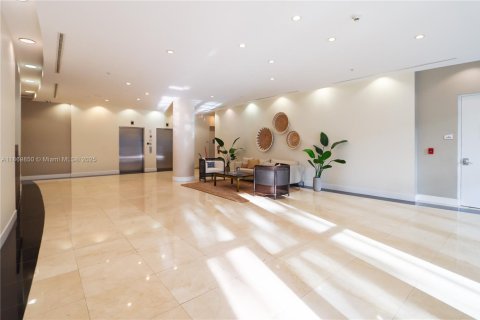 Condo in Miami, Florida, 2 bedrooms  № 1895318 - photo 2