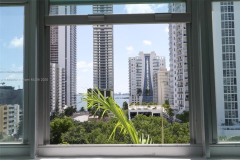 Condo in Miami, Florida, 2 bedrooms  № 1895318 - photo 24