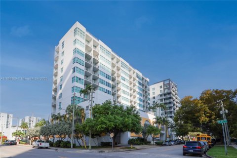 Condo in Miami, Florida, 2 bedrooms  № 1895318 - photo 1