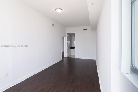 Condo in Miami, Florida, 2 bedrooms  № 1895318 - photo 25