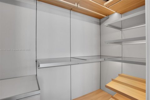 Condo in Miami Beach, Florida, 2 bedrooms  № 1920387 - photo 24