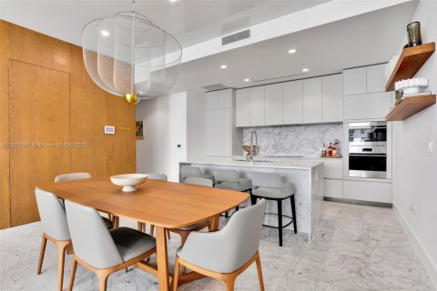 Condo in Miami Beach, Florida, 2 bedrooms  № 1920387 - photo 9