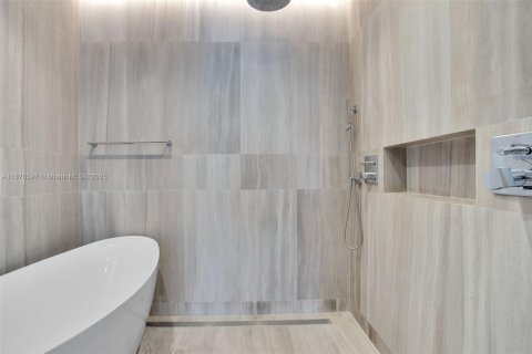 Condo in Miami Beach, Florida, 2 bedrooms  № 1920387 - photo 27