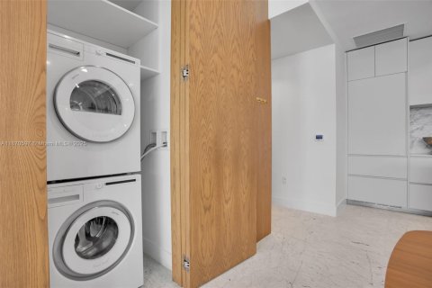 Condo in Miami Beach, Florida, 2 bedrooms  № 1920387 - photo 16