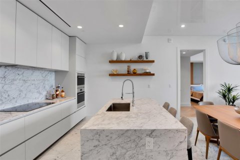 Condo in Miami Beach, Florida, 2 bedrooms  № 1920387 - photo 20