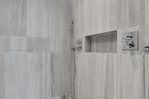 Condo in Miami Beach, Florida, 2 bedrooms  № 1920387 - photo 28