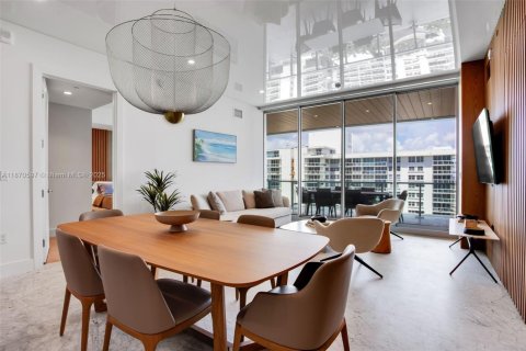 Condo in Miami Beach, Florida, 2 bedrooms  № 1920387 - photo 2