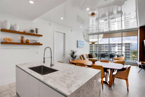 Condo in Miami Beach, Florida, 2 bedrooms  № 1920387 - photo 19