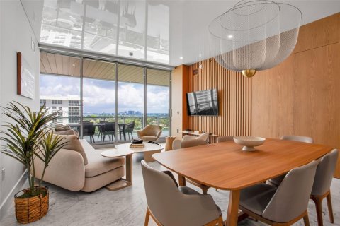 Condo in Miami Beach, Florida, 2 bedrooms  № 1920387 - photo 1