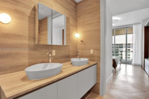 Condo in Miami Beach, Florida, 2 bedrooms  № 1920387 - photo 30