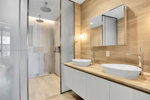 Condo in Miami Beach, Florida, 2 bedrooms  № 1920387 - photo 26