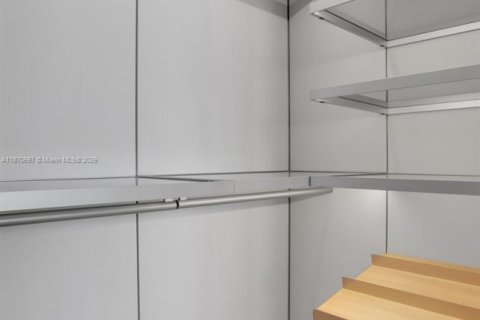 Condo in Miami Beach, Florida, 2 bedrooms  № 1920387 - photo 25