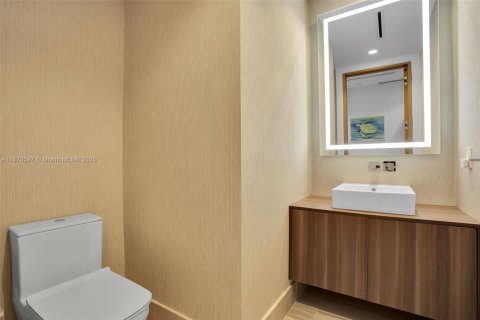 Condo in Miami Beach, Florida, 2 bedrooms  № 1920387 - photo 17