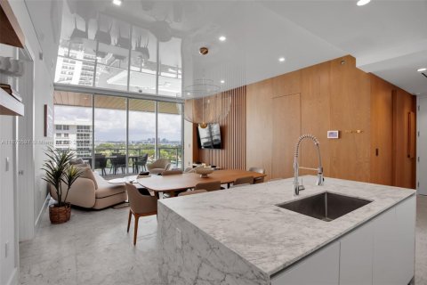 Condo in Miami Beach, Florida, 2 bedrooms  № 1920387 - photo 12