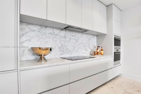 Condo in Miami Beach, Florida, 2 bedrooms  № 1920387 - photo 14
