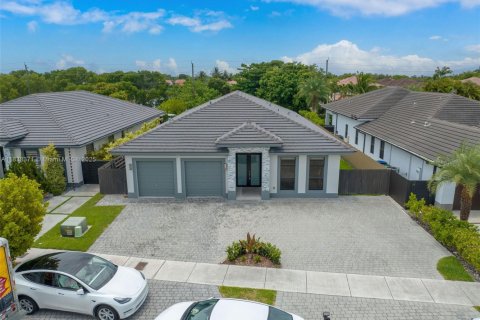 House in Miami, Florida 4 bedrooms, 255.48 sq.m. № 1823907 - photo 3