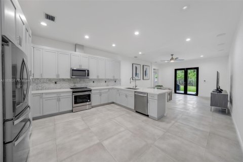 House in Miami, Florida 4 bedrooms, 255.48 sq.m. № 1823907 - photo 13
