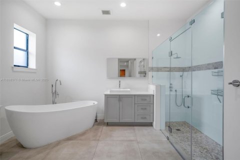 House in Miami, Florida 4 bedrooms, 255.48 sq.m. № 1823907 - photo 20