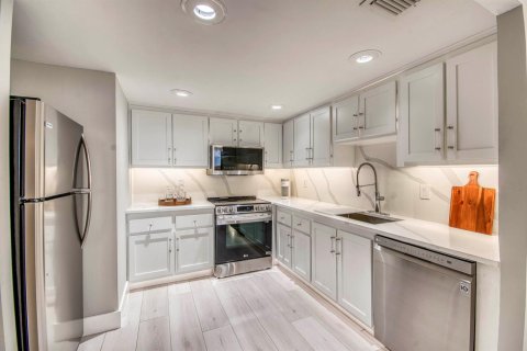 Condo in Riviera Beach, Florida, 2 bedrooms  № 2260943 - photo 11