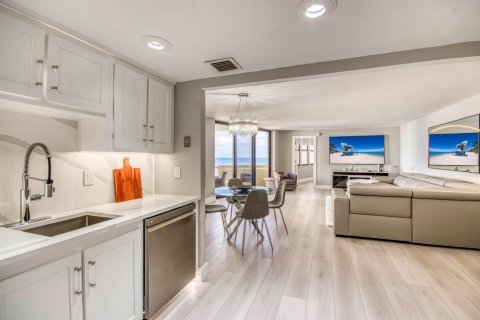 Condo in Riviera Beach, Florida, 2 bedrooms  № 2260943 - photo 10
