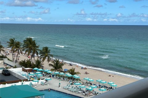 Кондоминиум с 2 спальнями в Халландейл-Бич, Флорида № 2002302