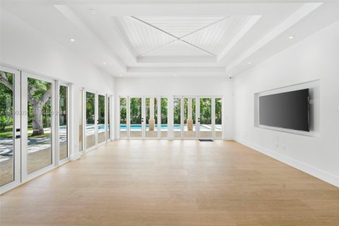 House in Pinecrest, Florida 8 bedrooms, 643.63 sq.m. № 2062732 - photo 22