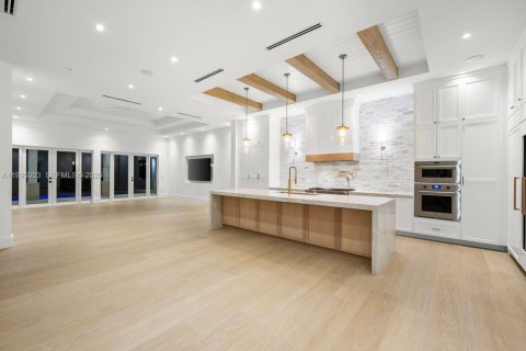 House in Pinecrest, Florida 8 bedrooms, 643.63 sq.m. № 2062732 - photo 17