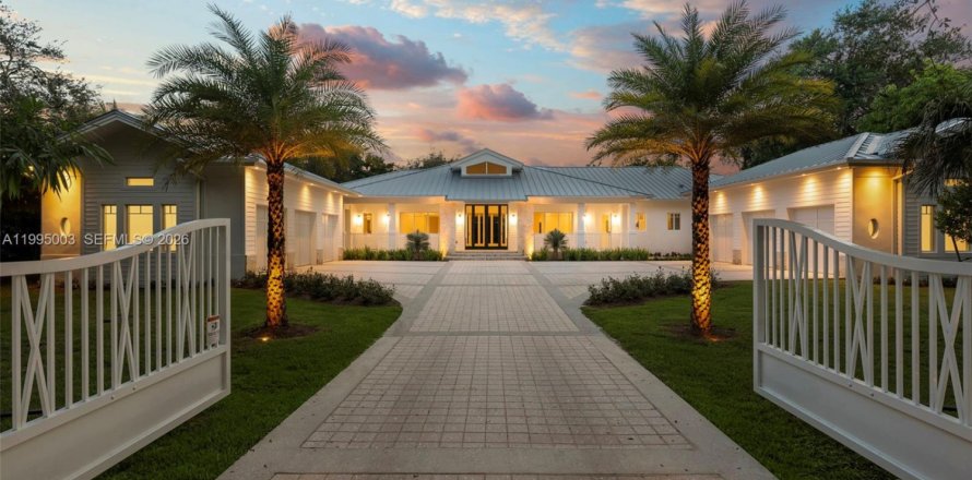 House in Pinecrest, Florida 8 bedrooms, 643.63 sq.m. № 2062732