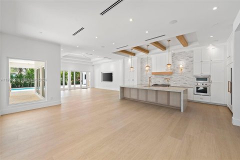 House in Pinecrest, Florida 8 bedrooms, 643.63 sq.m. № 2062732 - photo 13