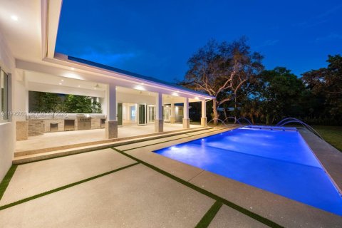 House in Pinecrest, Florida 8 bedrooms, 643.63 sq.m. № 2062732 - photo 3